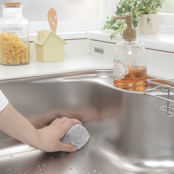 水だけでもシンクがピカピカ！抗菌クリーナー「サトミツボール」でラクして清潔なキッチン掃除術